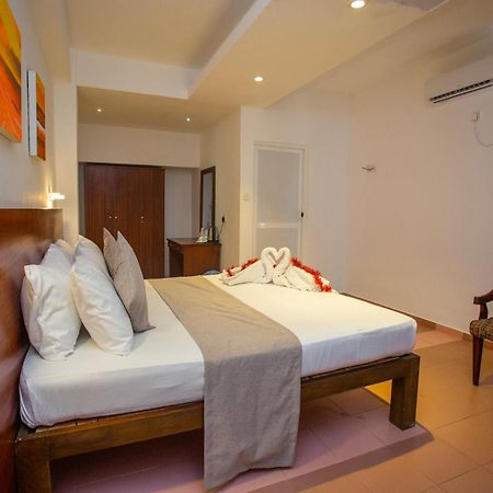 Lucky Seven Hikkaduwa Hotell Exteriör bild