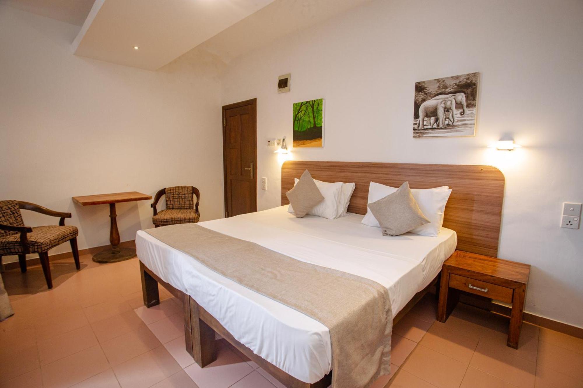 Lucky Seven Hikkaduwa Hotell Exteriör bild