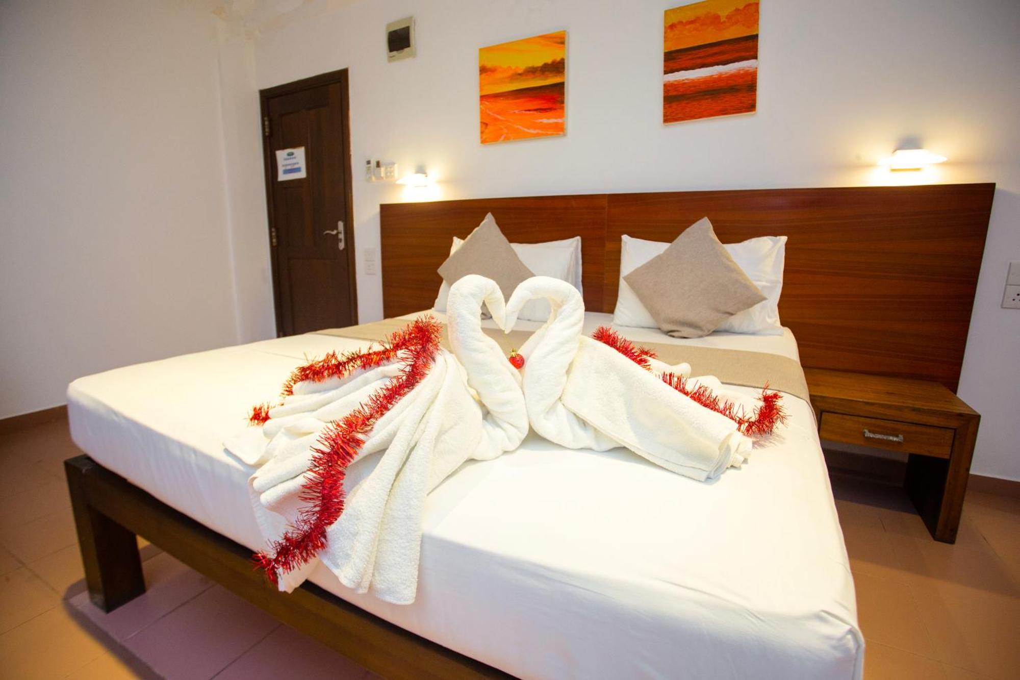 Lucky Seven Hikkaduwa Hotell Exteriör bild
