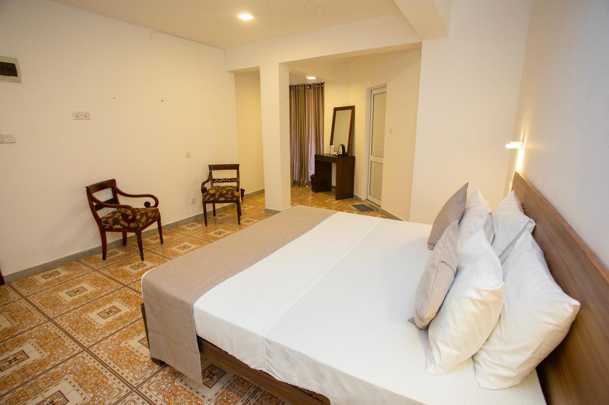 Lucky Seven Hikkaduwa Hotell Exteriör bild
