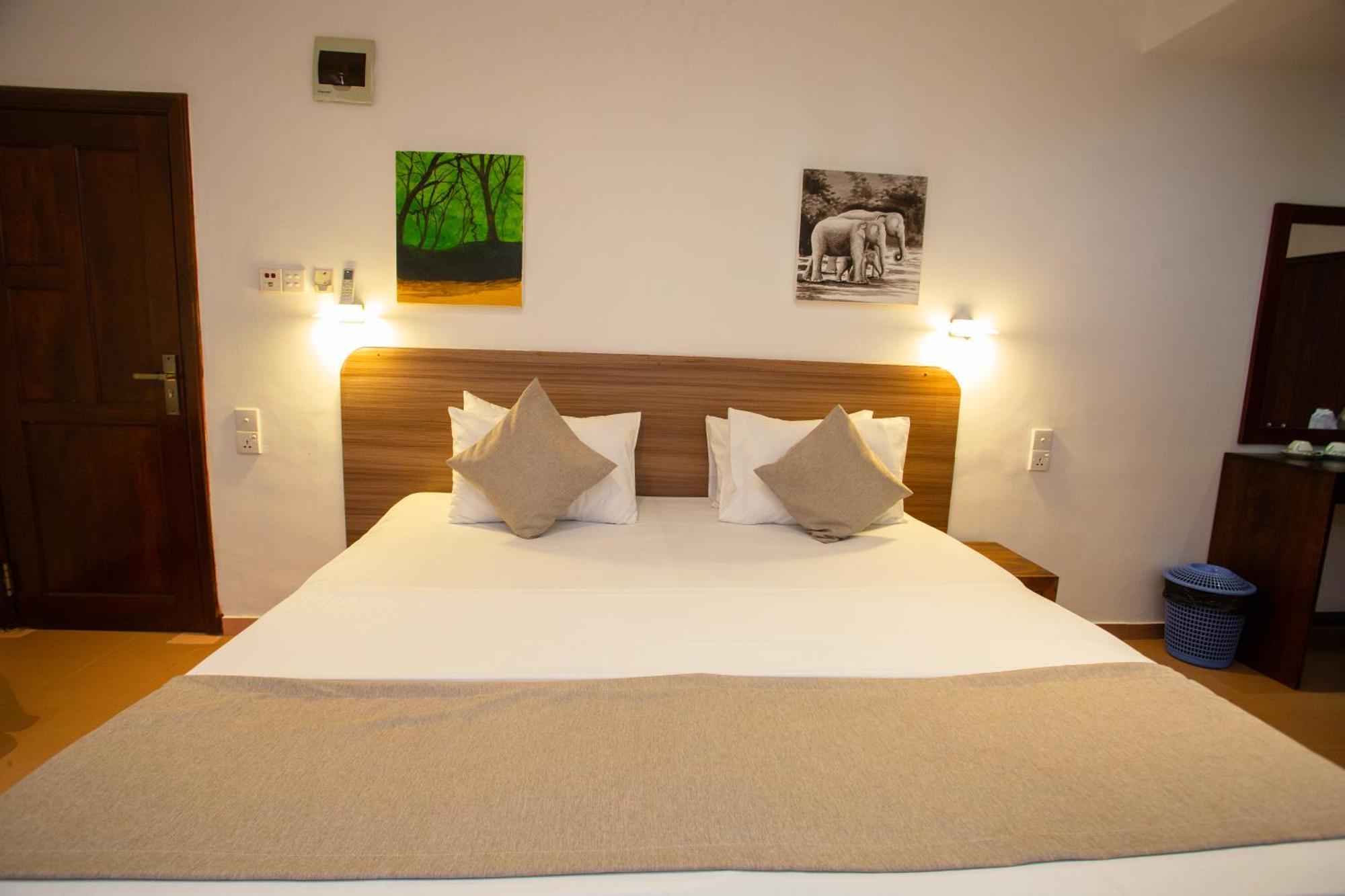 Lucky Seven Hikkaduwa Hotell Exteriör bild