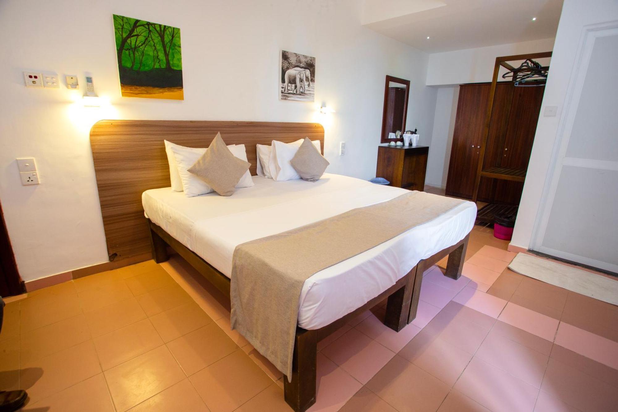 Lucky Seven Hikkaduwa Hotell Exteriör bild