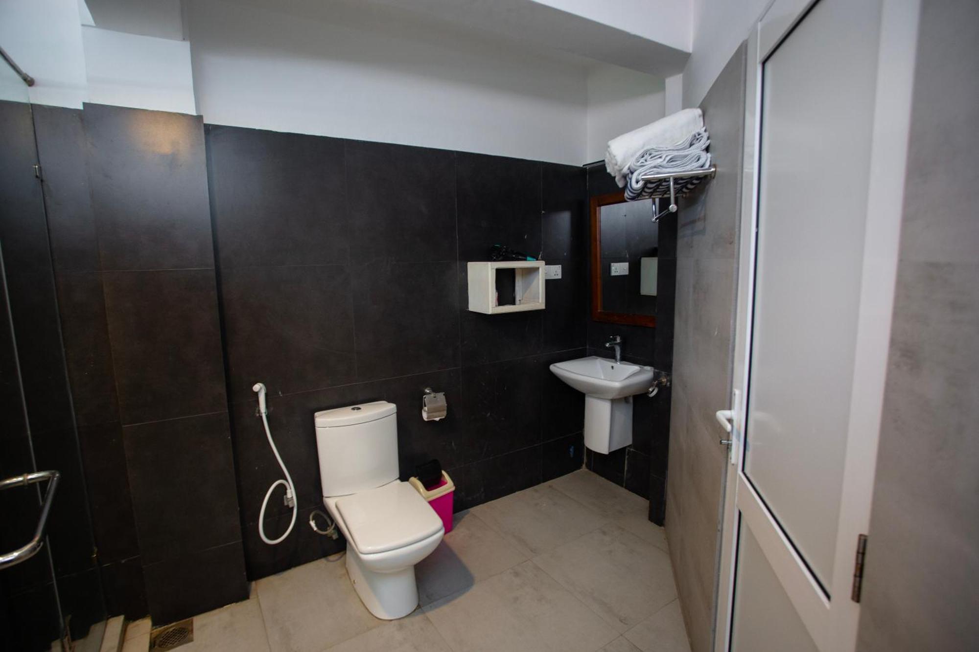 Lucky Seven Hikkaduwa Hotell Exteriör bild